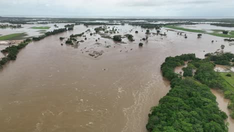 El-Desbordamiento-Del-Río-Barron-Durante-Las-Inundaciones-En-Cairns-Tras-El-Ciclón-Jasper.