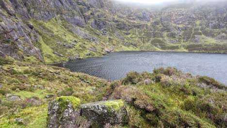 Senderismo-Irlandés-Montañas-Comeragh-Lago-Coumshingaun-En-Una-Mañana-De-Invierno-En-Waterford