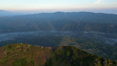 Cráter-De-Volcán-épico-Y-Meseta-Volcánica-En-Bali,-Indonesia.