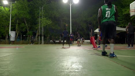 Atletas-Africanos-Negros-Juegan-Baloncesto-En-Un-Recinto-Deportivo-Al-Aire-Libre-Por-La-Noche