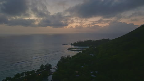 Luftdrohnenaufnahme-Am-Frühen-Morgen-Der-Silhouette-Insel-Auf-Den-Seychellen