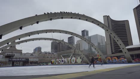Menschen-Beim-Eislaufen-Im-Rathaus-In-Der-Innenstadt-Von-Toronto