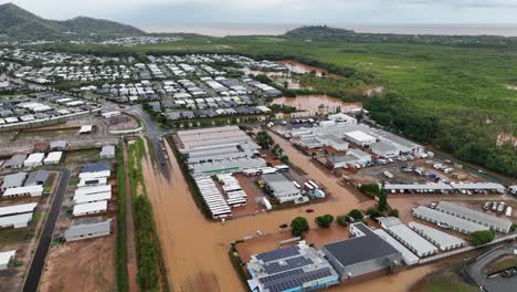 Überschwemmungen-An-Den-Nördlichen-Stränden-Von-Cairns-Aufgrund-Des-Steigenden-Wassers-Des-Barron-River-Und-Extremer-Regenfälle-Nach-Dem-Zyklon-Jasper,-Queensland