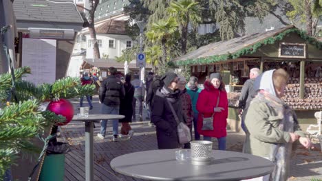 Menschen-Und-Stände-Auf-Dem-Weihnachtsmarkt-In-Meran-–-Meran,-Südtirol,-Italien