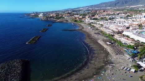 Playa-De-Arena-Volcánica-En-El-Sur-De-Tenerife,-Costa-Adeje,-España.
