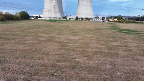 Luftaufnahmen-Der-Kühltürme-Und-Der-Stromleitung-Des-Kernkraftwerks-Dukovany