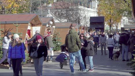 Besucher-Und-Stände-Auf-Dem-Weihnachtsmarkt-In-Meran-–-Meran,-Südtirol-Ende-November
