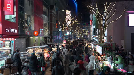 Multitud-De-Personas-Caminando-Por-Puestos-Callejeros-Comprando-En-El-Mercado-Nocturno-De-Myeongdong-En-Seúl