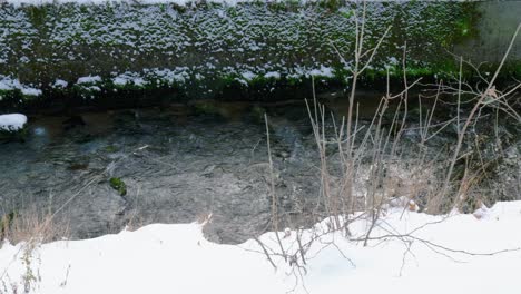 Schnee-Hat-Das-Land-In-Der-Nähe-Des-Flusses-Bedeckt