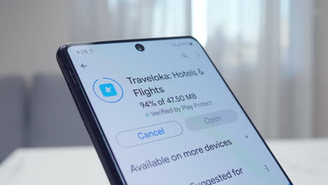 Detail-of-Installing-the-Traveloka-App-Hotels-and-flights-on-a-cell-phone