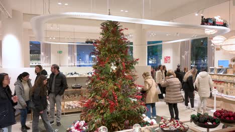 Kunden-Kaufen-Während-Der-Winterfestlichkeiten-Weihnachtsschmuck-Und-Geschenke