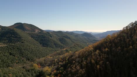 Die-Arbucies-Berge-In-Girona-Bieten-Atemberaubende-Ausblicke
