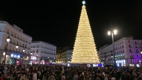 Instalación-De-Un-árbol-De-Navidad-Iluminado-Decorado-Con-Luces-LED-Doradas-Durante-La-Temporada-Navideña-En-La-Plaza-Puerta-Del-Sol-De-Madrid