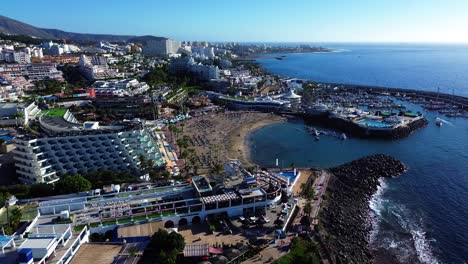 Vista-Aérea-Del-Destino-De-Vacaciones-Playa-De-La-Pinta-Y-Puerto-Colon-En-Costa-Adeje,-Tenerife-España