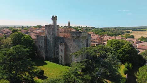 Langsame-Umlaufaufnahme-Des-Antiken-Chateau-De-Pouzilhac-Im-Süden-Frankreichs