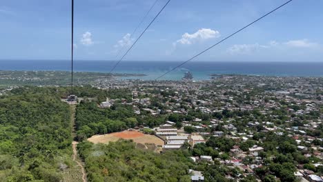 Descendiendo-En-El-Teleférico-Desde-Loma-Isabel-De-Torres-A-Puerto-Plata-En-La-Costa-Norte-De-La-República-Dominicana