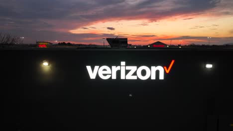 Verizon-Store-sign-at-night