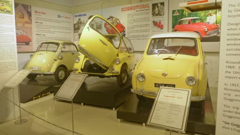 Micro-Coches-Antiguos-BMW-Isetta,-Goggomobil-Y-Heinkel-Trojan-En-Exhibición-En-El-Museo