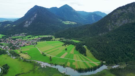 Malerische-Luftaufnahme-Des-Bayerischen-Dorfes-Garmisch-Partenkirchen-In-Den-Alpen,-Deutschland