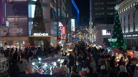 Gente-Comprando-En-El-Mercado-Nocturno-De-Myeongdong-Durante-Las-Vacaciones-De-Navidad---Vista-De-ángulo-Alto