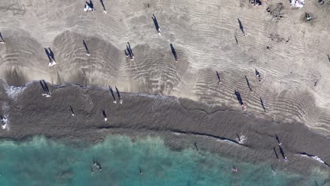 Strand-Mit-Wellen-Und-Vulkanischem-Sand,-Fanabe-Beach,-Teneriffa,-Kanarische-Insel