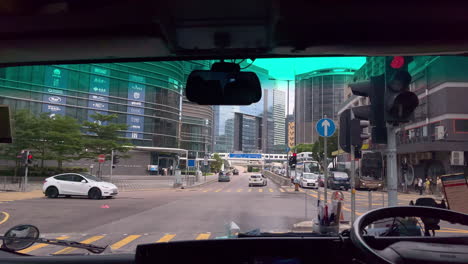 Punto-De-Vista-Del-Conductor-Dentro-De-Un-Minibús-Conduciendo-Por-La-Carretera-En-Hong-Kong,-China