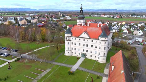 Castillo-De-Hartheim---Sitio-Conmemorativo-De-Schloss-Hartheim-En-La-Alta-Austria---Disparo-Aéreo-De-Drones