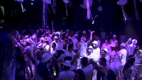 Nachtclubparty-Mit-Einer-Menschenmenge,-Die-Auf-Der-Tanzfläche-Tanzt-Und-Spielzeuglichter-Wirft