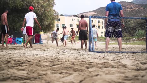Gruppe-Von-Leuten,-Die-Strandfußball-Mit-Kleinem-Tor-Spielen,-Zeitlupe