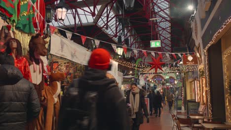 Dublín,-Irlanda---La-Gente-Compra-Navidad-En-George-Street-Arcade---Plano-Medio