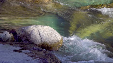 Piedras-Y-Agua-Que-Fluye-Naturalmente