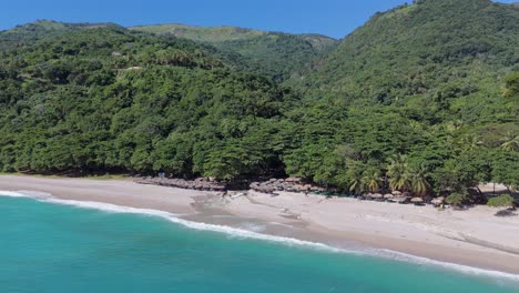 Luftaufnahme-Der-Wunderschönen-Playa-San-Rafael-Mit-Grünen-Bergen-Und-Sandstrand-An-Sonnigen-Tagen