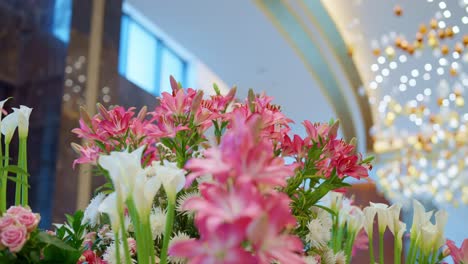 Rosa-Und-Weiße-Blumendekoration-Am-Eingang-Des-Hotels,-Nahaufnahme,-Bogenaufnahme