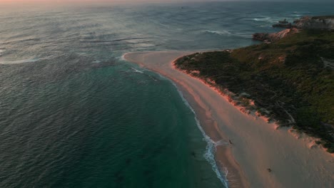 Drohnenaufnahme-über-Dem-Strand-An-Der-Mündung-Des-Margaret-River-Und-Dem-Surfspot-„The-Box“-In-Westaustralien-Bei-Sonnenuntergang