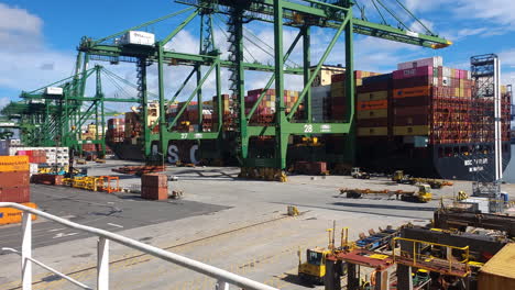 Terminal-Portuaria-De-Panamá,-Grúas-Industriales-Cargando-Contenedores-En-Un-Barco-Portacontenedores---Vista-Elevada