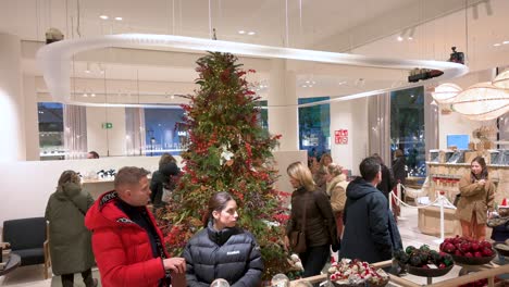 Käufer-Kaufen-Während-Der-Winterfestlichkeiten-Weihnachtsschmuck-Und-Geschenke-In-Einem-Home-Deco-Laden