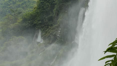 Der-Vom-Wasserfall-Aufsteigende-Dampf-Erzeugt-Eine-Mystische-Und-ätherische-Atmosphäre