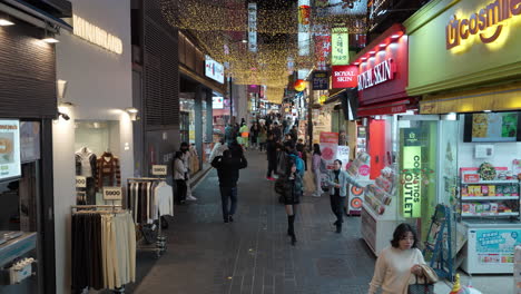 Menschen-Kaufen-In-Den-Fußgängerzonen-Des-Myeongdong-Nachtmarkts-Ein