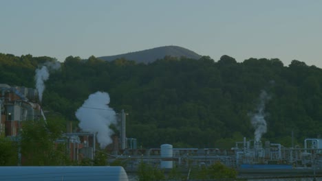 Celanese-Fabrik-Setzt-Weiße-Dämpfe-In-Die-Atmosphäre-Frei-–-Chemische-Verschmutzung