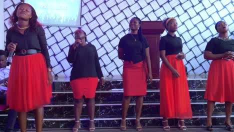 Gruppe-Junger-Afrikanischer,-Kraftvoller-Frauen,-Die-Gemeinsam-Im-Inneren-Eines-Gebäudes-Singen