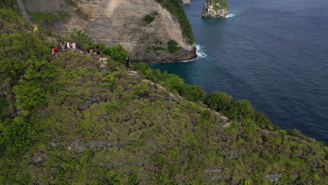 Escalada-De-La-Colina-De-La-Playa-De-Kelingking-En-Nusa-Penida,-Indonesia