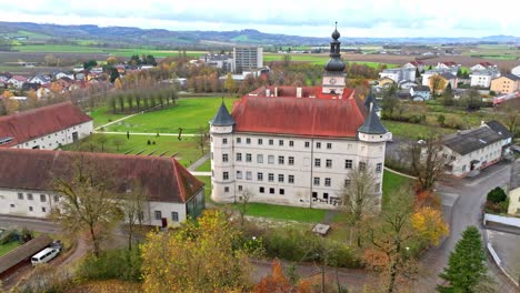 Castillo-De-Hartheim-En-Alkoven,-Alta-Austria---Toma-Aérea-Con-Drones