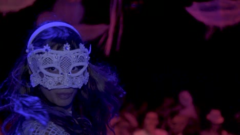 Charmantes-Mädchen-Mit-Weißer-Maske,-Das-Beim-Tanzen-Im-Nachtclub-In-Die-Kamera-Blickt,-Zeitlupe