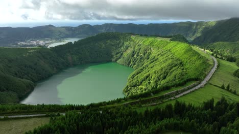 Road-on-rim-of-Santiago-volcanic-crater-lake-at-Sete-Cidades,-São-Miguel