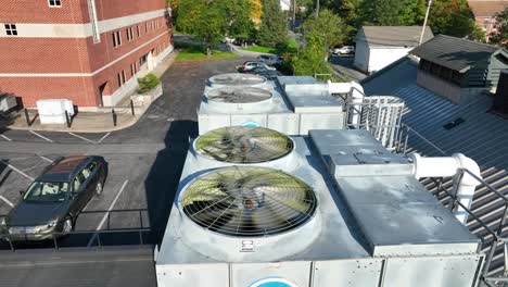 Klimaanlagen-Kondensatoreinheiten-Auf-Dem-Dach