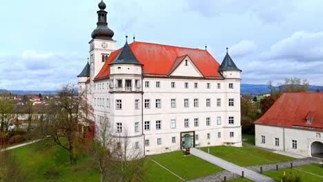 Luftaufnahme-Von-Schloss-Hartheim-In-Alkoven-In-Oberösterreich---Drohnenaufnahme