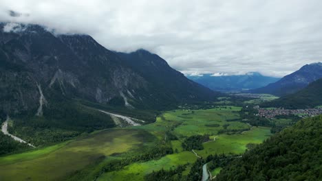 Luftaufnahme-Des-Bayerischen-Alpendorfes-Garmisch-Partenkirchen-In-Den-Bergen,-Deutschland