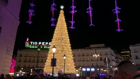 Instalación-De-árbol-De-Navidad-Iluminado-Decorado-Con-Luces-LED-Doradas-Durante-La-Temporada-Navideña-En-La-Plaza-Puerta-Del-Sol-De-Madrid