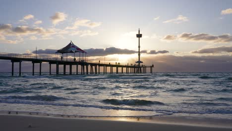 Brighton-Beach-Pier,-Wellen-Und-Reflexion-Bei-Sonnenuntergang,-Adelaide,-Südaustralien