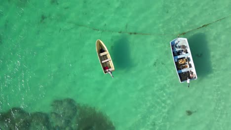 Luftaufnahme-Von-Zwei-Fischerbooten-Im-Türkisfarbenen-Wasser-Des-Strandes-Von-Punta-Rucia-An-Der-Nordküste-Der-Dominikanischen-Republik
